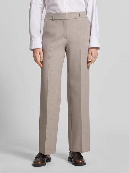 Vrouwenmodel draagt Wide Leg Stoffen Broek met viscose model 'RITA' van Selected Femme, melangelook, persplooien, riemlussen, steekzakken zij-, sierachterzakken, wide leg pasvorm, gemêleerde structuur, full body voorkant.