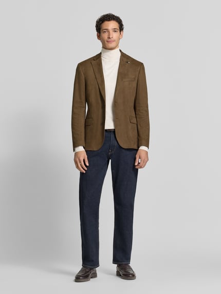 Męski model nosi Regular Fit Sakko aus elastischem Material-Mix mit Label-Detail od bugatti, kolor brązowy, kieszenie z patką, kołnierz z połami, Stójka, zamek błyskawiczny, marynarka na 2 guziki, Brustasza, krój regular fit, długość tyłu w rozmiarze 50: 74 cm, szerokość w rozmiarze 50: 43 cm, długość rękawów w rozmiarze 50: 66 cm, widok całej sylwetki z przodu.