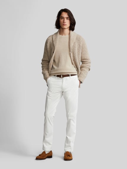 Mannelijk model draagt Slim Fit Chino uit katoenmix van Polo Ralph Lauren, effen, regular lengte, 5-pocket, label details, voorkant volledige lichaamsweergave.