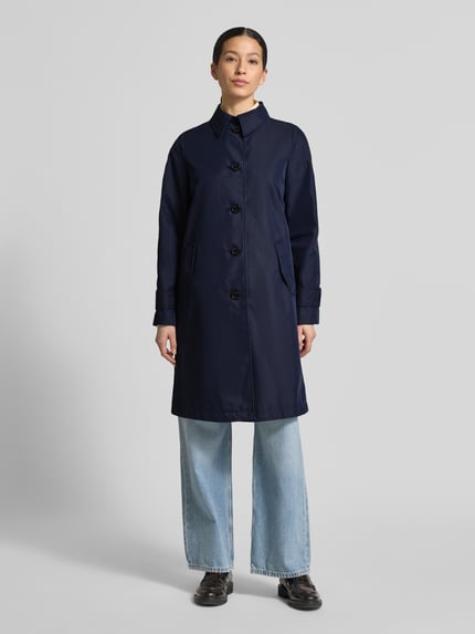 Vrouwenmodel draagt Regular Fit Trenchcoat aus Baumwoll-Mix van s.Oliver RED LABEL, unikleuren, twill, katoenen materiaal, lange mouwen, voorkant, volledige lichaamsweergave.