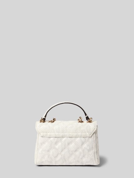 Produktfoto, Handtasche mit Label-Applikation Modell 'GIULLY II' von Guess in Weiß mit Steppnähte, Überschlag, Tragehenkel, strukturierte Oberfläche, Hauptfach, Breite 17 cm, Länge 12 cm, Tiefe 6 cm, Schulterriemen 124 cm.