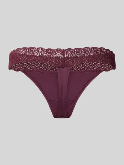 Produktfoto, String aus Modal-Mix von Jake*s Casual in dunklem Bordeaux mit feiner Spitzenborte und glatter Textur vor grauem Hintergrund.