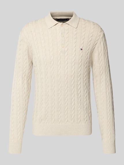 Produktfoto, Regular Fit Strickpullover aus reiner Baumwolle von Tommy Hilfiger, Optik: Unifarben, Zopfmuster, Polokragen, Logo-Applikation, langarm, Gerippt an Ärmeln und Rumpf, Materialverarbeitung: Strick, Farbe: Creme.
