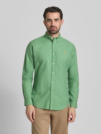 Männermodel trägt Freizeithemd mit Knopfleiste von Polo Ralph Lauren in Grün, reine Baumwolle, Regular Fit, Ganzkörperansicht von vorne.