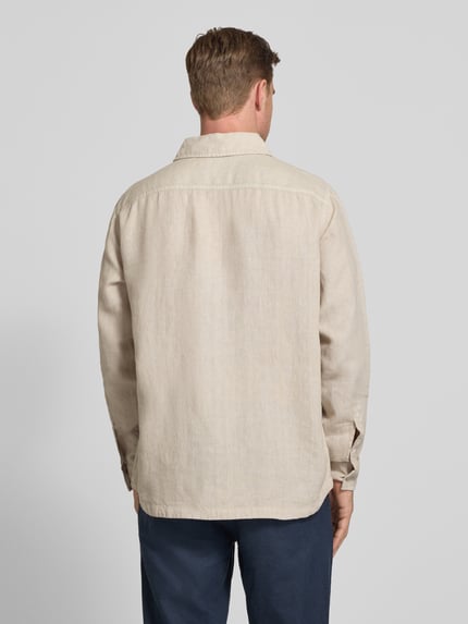 Männermodel trägt Relaxed Fit Freizeithemd aus reinem Leinen Modell 'LOCKY' von BOSS Orange, Optik: Unifarben, Ganzkörperansicht Rückansicht.