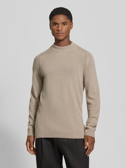 Männermodel trägt beigen Regular Fit Pullover aus Viskose-Woll-Mix Modell 'Wylandor' von JOOP! COLLECTION, Ganzkörperansicht von vorne.