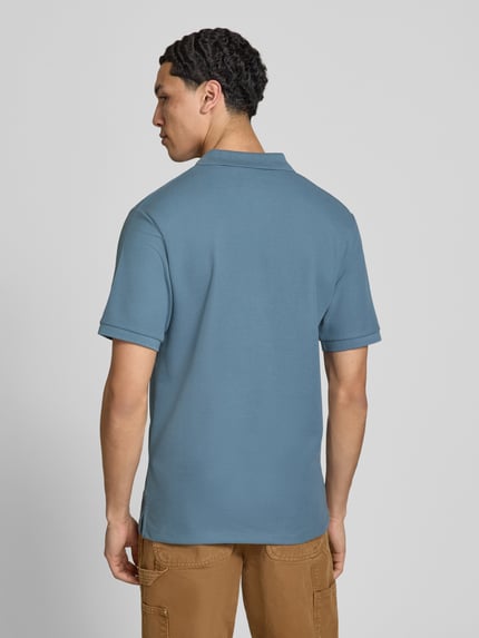 Männermodel trägt Regular Fit Poloshirt mit Strukturmuster Modell 'AUSTIN' von Jack & Jones in Blau, Material-Mix, Stitching, Knopfleiste, Rückenlänge bei Größe M 69 cm, Ganzkörperansicht Rückansicht.
