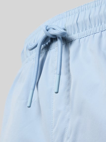 Produktfoto, hellblaue Straight Fit Badeshorts mit Logo-Detail Modell 'Maui' von Jack & Jones, elastischer Bund mit Tunnelzug, glatte Textur
