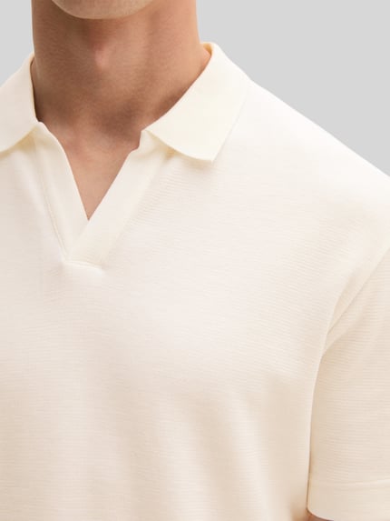 Männermodel trägt Regular Fit T-Shirt aus reiner Baumwolle von Marc O'Polo in cremeweiß, feine Struktur, Nahaufnahme Oberkörper.