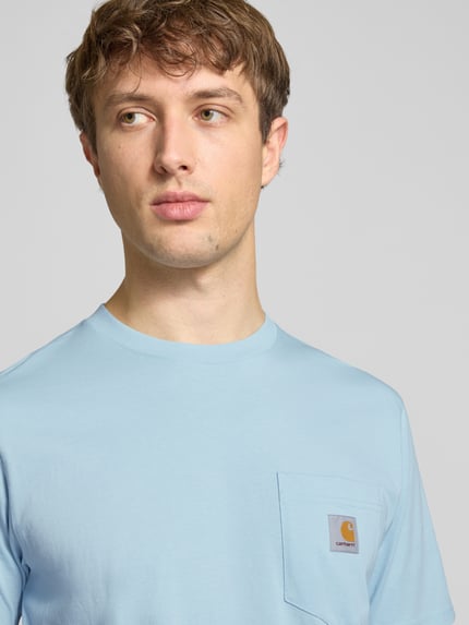 Mannelijk model draagt Regular Fit T-shirt met logopatch van Carhartt Work In Progress, puur katoen, borstzak, ronde hals, nahaufnahme bovenlichaam.