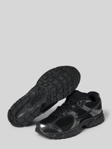 Produktfoto, sneakersy 'Sneaker mit Logo-Detail Modell 'INITIATOR'' od Nike, detal z logo, czarny i szary, zaokrąglony czubek, wiązanie, wysokość obcasa w rozmiarze 10,5: 6 cm, wysokość cholewki w rozmiarze 10,5: 7 cm, szerokość cholewki w rozmiarze 10,5: 7 cm, dla mężczyzn