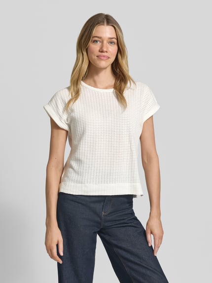 Modelka kobieca ma na sobie Strickshirt mit Rundhalsausschnitt Modell 'Sishell' od OPUS, bawełniany mix, krój regular fit, kolor biały, długość pleców w rozmiarze 36: 55 cm, widok całej sylwetki z przodu