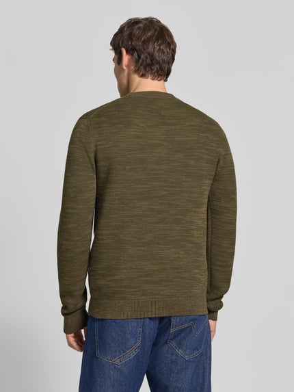 Männermodel draagt groene gebreide pullover met regular fit van katoen, Regular Fit Strickpullover aus reiner Baumwolle model 'DANE' van Selected, Heren pullover, Ganzlichaamsaanzicht achteraan.