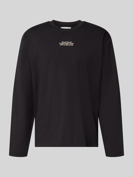 Produktfoto, czarna bluzka z długim rękawem z bawełny, krój regular fit, wyhaftowane logo, Regular Fit Longsleeve aus reiner Baumwolle Modell 'Ryan' od Wood Wood, długość tyłu w rozmiarze M: 79 cm