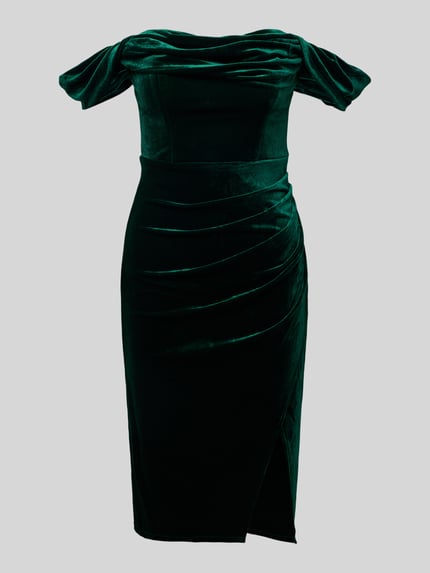 Produktfoto, zielone aksamitne Cocktailkleid im Off-Shoulder-Look von Lipsy, materiał elastyczny, taliowany krój, marszczenia, zasłonięta podszewka, widoczny zamek z tyłu, długość pleców 88 cm, szerokość biustu 31 cm, elegancka tekstura.