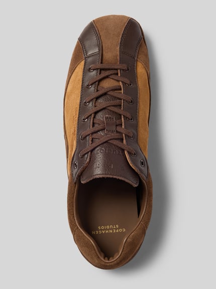 Produktfoto, Sneaker aus Leder mit Label-Details von Copenhagen, bruin leer, afgeronde punt, vetersluiting, labeldetails, maat 40 hakhoogte 1 cm, schachthoogte 7 cm, schachtbreedte 10 cm