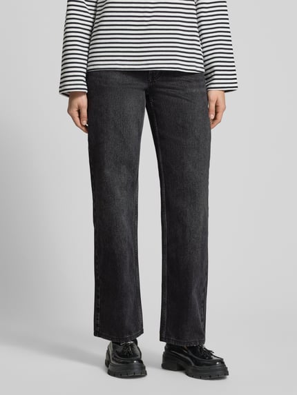 Frauenmodel trägt Wide Leg Jeans im 5-Pocket-Design Modell 'EMBER' von Topshop aus Reine Baumwolle, Wide-Fit, Ganzkörperansicht von vorne.