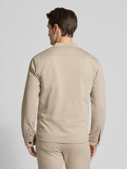 Männermodel trägt Slim Fit Jacke mit Stehkragen und Reißverschluss von Lindbergh aus beigem Material-Mix mit Viskose-Anteil, Eingrifftaschen, Ganzkörperansicht Rückansicht.