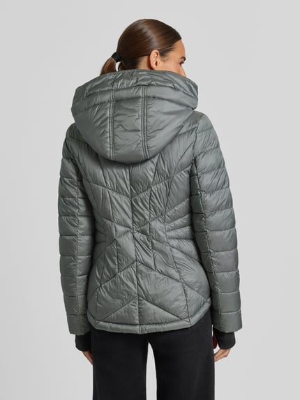 Männermodel trägt Regular Fit Steppjacke mit abnehmbarer Kapuze von Gil Bret in Grau, gesteppte Textur, Ganzkörperansicht Rückansicht