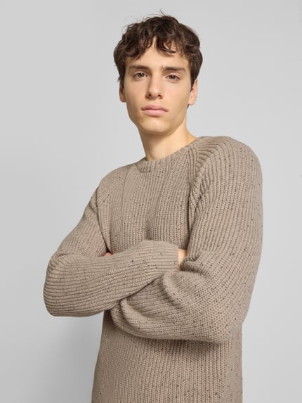 Männermodel trägt Regular Fit Strickpullover aus Baumwoll-Mix mit Woll-Anteil Modell 'LITUS' von Only & Sons in Melange-Optik, Nahaufnahme Oberkörper