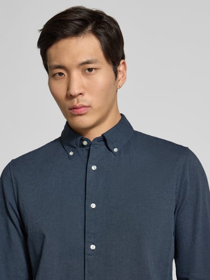 Mężczyzna prezentuje Slim Fit Freizeithemd aus reiner Baumwolle von MCNEAL w kolorze granatowym, długie rękawy, krój slim fit, bawełna, perspektywa: zbliżenie na górną część ciała.
