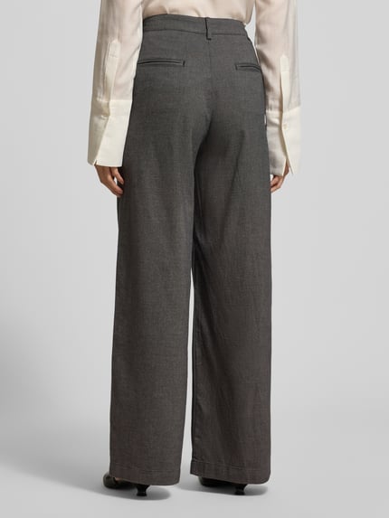 Frauenmodel trägt Hose mit weitem Bein und Eingrifftaschen Modell 'Tullahoma' von Mustang, Baumwoll-Viskose-Mix, dunkles Grau, Ganzkörperansicht Rückansicht.