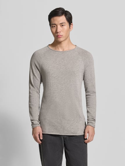 Männermodel draagt Regular Fit pullover met ronde hals model 'Sonoma' van American Vintage, puur katoen, heren, ruglengte maat M 66 cm, grijs, ganzkörperansicht van voren.
