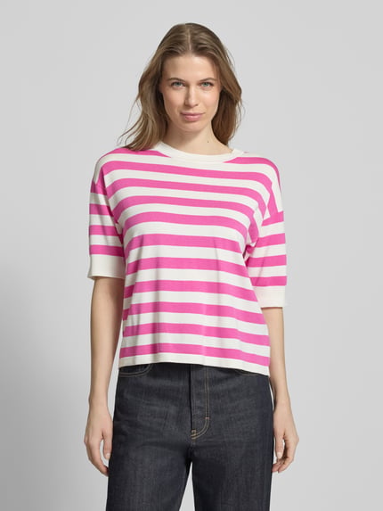 Modelka nosi damski t-shirt z mieszanki wiskozy o kroju regular fit, model 'Morla' od B.Young, w różowe i białe paski, okrągły dekolt, rękaw o dł. 7/8, długość tyłu w rozmiarze S: 57 cm, długość rękawów w rozmiarze S: 23 cm. Ganzkörperansicht von vorne.