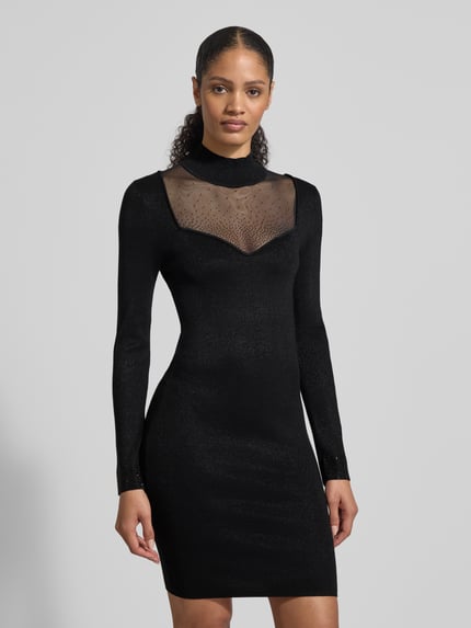 Vrouwenmodel draagt Slim Fit Jurk uit viscosemix met siersteentjes Model 'Lucy' van Guess, zwart, semi-transparant, met lange mouwen, opstaande kraag, voorkant bovenlichaam close-up.