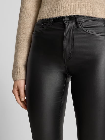 Vrouwenmodel draagt Skinny Fit Jeans uit viscosemix model 'ROYAL' van ONLY, high waist, 5-pocketmodel, met coating, detailopname taille.