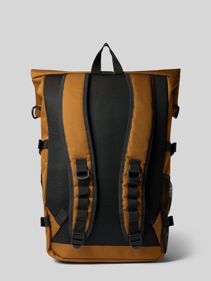 Produktfoto, rugzakfunctie van Carhartt Work In Progress Rucksack mit Label-Patch Modell 'PHILIS', bruine kleur, mesh structuur, verstelbare schouderband, draagband, buitenvakken met ritssluiting, mesh-vakken, maat: breedte 41 cm, lengte 53 cm, diepte 17 cm, schouderband lengte 70 cm