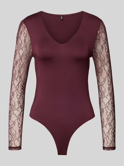 Produktfoto, Slim Fit Body mit Spitzenärmeln Modell 'SIA' von Only in Bordeaux, V-Ausschnitt, langarm, stretchiges Material, semitransparente Webstruktur