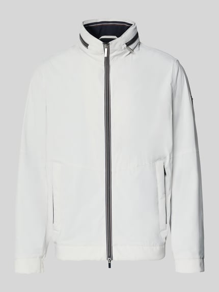 Produktfoto, Regular Fit Jacke mit Stehkragen von bugatti in Weiß mit Zweiwege-Reißverschluss, Eingrifftaschen und elastischen Ärmelabschlüssen
