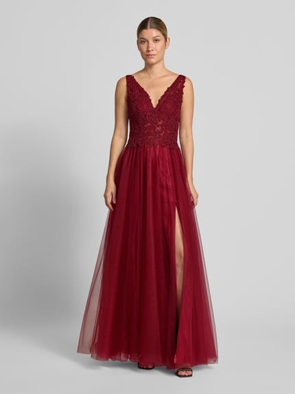 Vrouwenmodel draagt Abendkleid mit Spitze und Strasssteinbesatz van Mascara in bordeauxrood chiffon, A-lijn, Maxi-jurk, diepe v-hals, kant, met strass-steentjes, rugdecolleté, haken- en ritssluiting, Ruglengte maat 36: 155 cm, Borstwijdte maat 36: 138 cm, Ganzkörperaanzicht van voren.