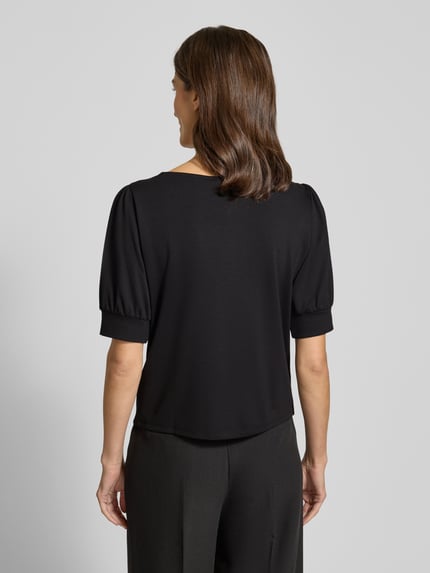 Vrouwenmodel draagt Sweatshirt met Puffärmeln und Schleifen-Applikationen van monari in zwart, viscosemix met stretch, halflange mouwen, normale pasvorm. Volledige lichaamsaanzicht achterkant.