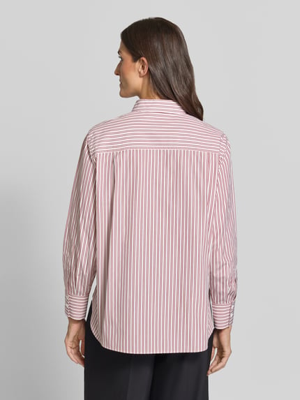 Frauenmodel trägt Regular Fit Hemdbluse im Allover-Look von windsor., feine rot-weiße Streifen, reine Baumwolle, Ganzkörperansicht Rückansicht.