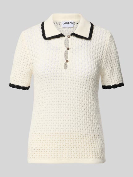 Produktfoto, cremefarbenes Slim Fit Poloshirt in Strick-Optik von Jake*s Casual mit Polokragen, Lochmuster, kurzen Ärmeln und elastischen Abschlüssen.