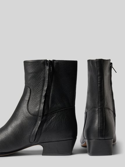 Productfoto, zwarte Stiefeletten met blokhak model 'Dusty' van Steve Madden, eckige model, siernaden, ritssluiting, gladde zool, hakhoogte maat 40: 4 cm, schachthoogte maat 40: 18 cm, schachtbreedte maat 40: 12 cm