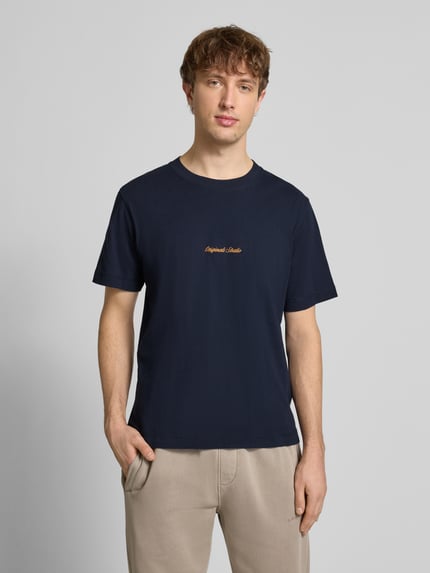 Männermodel trägt T-Shirt mit Label-Stitching Modell 'NORREBRO' von Jack & Jones, dunkelblau, reine Baumwolle, Regular Fit, Ganzkörperansicht von vorne.