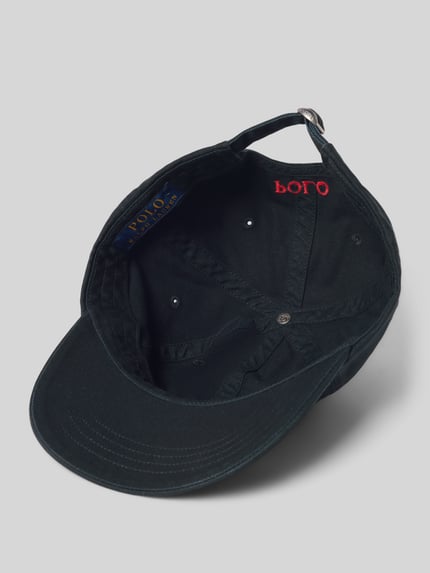 Produktfoto, Cap mit Label-Stitching von Polo Ralph Lauren aus reiner Baumwolle als Basecap mit eingestickten Luftlöchern, verstellbarem Riegel, verstärktem Schirm und Steppnähten, schwarze Farbe, strukturierte Stoff-Textur.