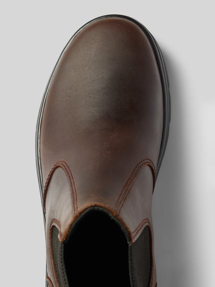 Produktfoto, Chelsea Boots aus echtem Leder mit Label-Patch von Dr. Martens, braune Farbe, profilowana podeszwa, Naszywka z logo, zaokrąglony czubek, Wysokość obcasa: 5 cm, Wysokość cholewki: 14 cm, Szerokość w rozmiarze 44: 10 cm, faktura gładkiej skóry