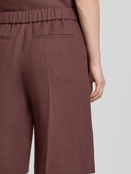 Frauenmodel trägt Regular Fit Bermudas aus Leinen-Viskose-Mix Modell 'TIANALA' von BOSS in Melange-Optik, Detailaufnahme Rückansicht.