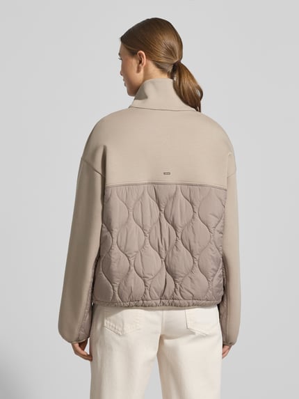 Vrouwenmodel draagt Jacke mit Steppnähten und Zweiwege-Reißverschluss van White Label, katoenmix met stretch, regular fit, doorgestikte naden, opstaande kraag, tweewegritssluiting, ruglengte maat 36: 58 cm, schouderbreedte: 49 cm, borstwijdte: 50 cm, mouwlengte: 67 cm, achteraanzicht volledige lichaamsopname