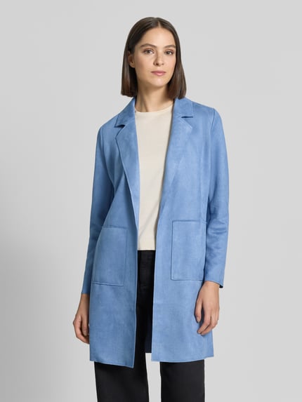 Vrouwenmodel draagt Regular Fit Longblazer met opgestikte zakken model 'LT AUGUST' van Betty Barclay in lichtblauw, dames, voorkant volledige lichaamsopname.