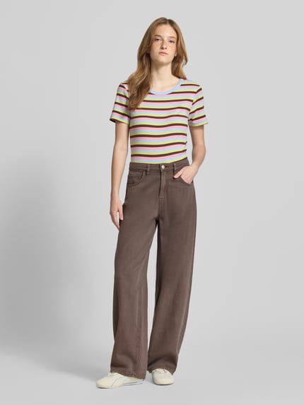 Frauenmodel trägt Slim Fit T-Shirt aus Baumwoll-Mix Modell 'MAY' von Pieces für Damen T-Shirt, bunte Streifen, Ganzkörperansicht von vorne.