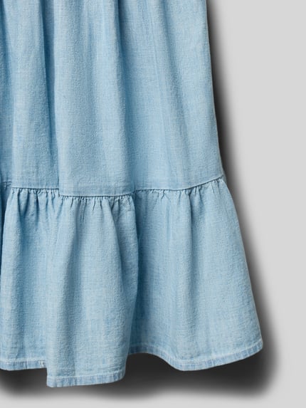 Produktfoto, Ausgestelltes Jeanskleid aus reiner Baumwolle von Polo Ralph Lauren Teens in heller Denim-Optik mit feiner Webstruktur und Rüschen, Material reine Baumwolle