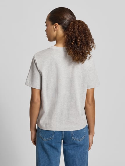 Kobiece modelka nosi damski t-shirt Boxy Fit T-Shirt aus Baumwoll-Viskose-Mix Modell 'ESSENTIAL' od Selected Femme w jasnoszarym kolorze, prosta faktura, prosty dół, damski t-shirt od Selected Femme, całkowity widok z tyłu