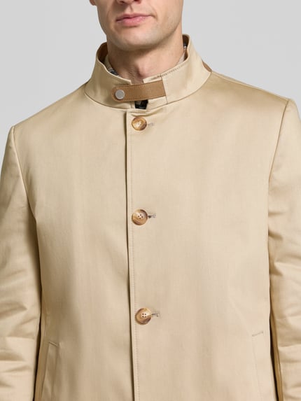 Männermodel trägt Mantel mit Stehkragen Modell 'CICHOICE' von CINQUE in Beige, Regular Fit, unifarben mit Struktur, Nahaufnahme Oberkörper.