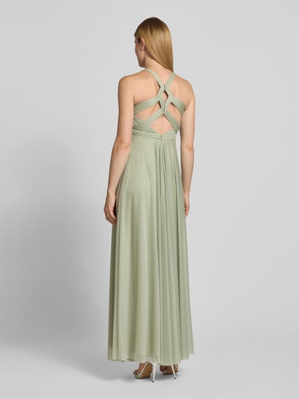 Frauenmodel trägt Schimmerndes Abendkleid mit Schlüsselloch-Ausschnitt von Jake*s Cocktail aus Mesh in A-Linie als Maxikleid, schimmernde Optik, Rückenlänge 153 cm, Brustweite 30 cm, Ganzkörperansicht Rückansicht.