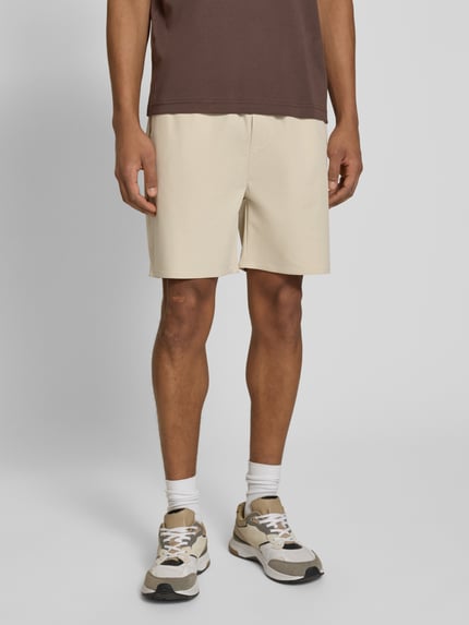 Männermodel trägt Shorts mit elastischem Bund Modell 'Raphael' von Les Deux aus Material-Mix mit Stretch-Anteil, Regular-Fit, Ganzkörperansicht von vorne.